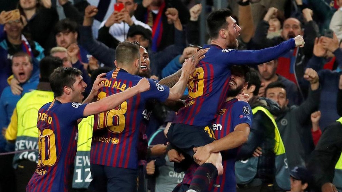 Messi celebra eufórico con sus compañeros el extraordinario gol de falta que significó el 3-0.