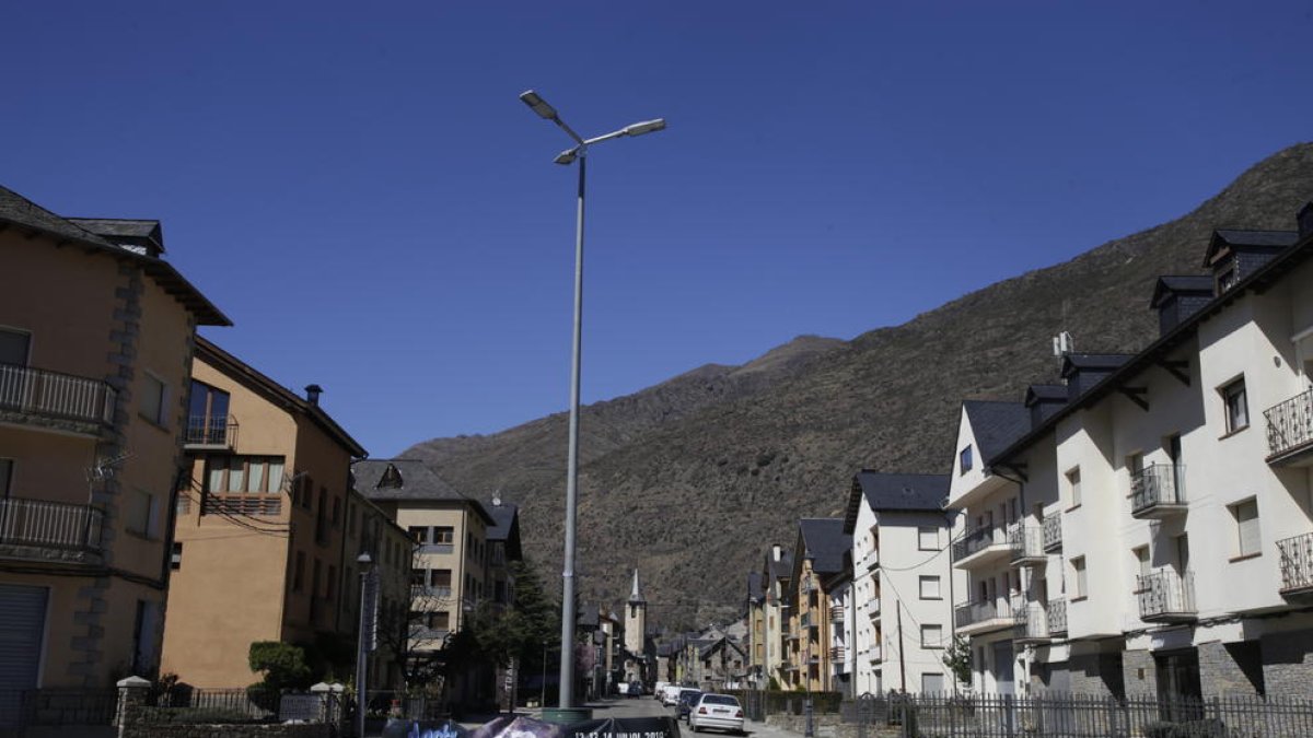 Esterri, donde casi todo el pueblo es zona de flujo preferente, y una pancarta de Doctor Music.
