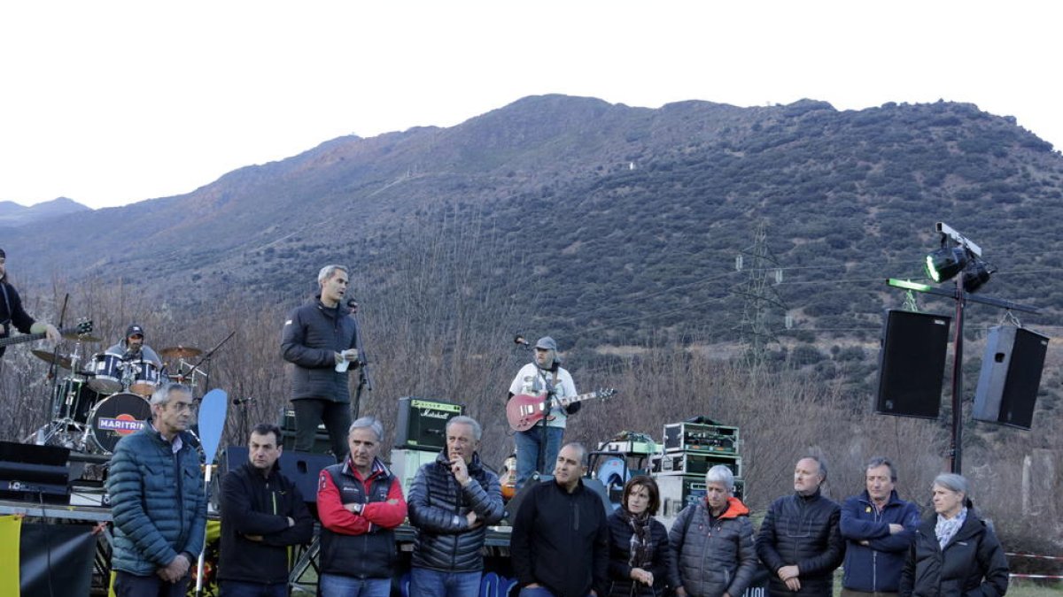 Lectura del manifiesto con representantes de las corporaciones locales, del sector turístico y empresarial del Sobirà.