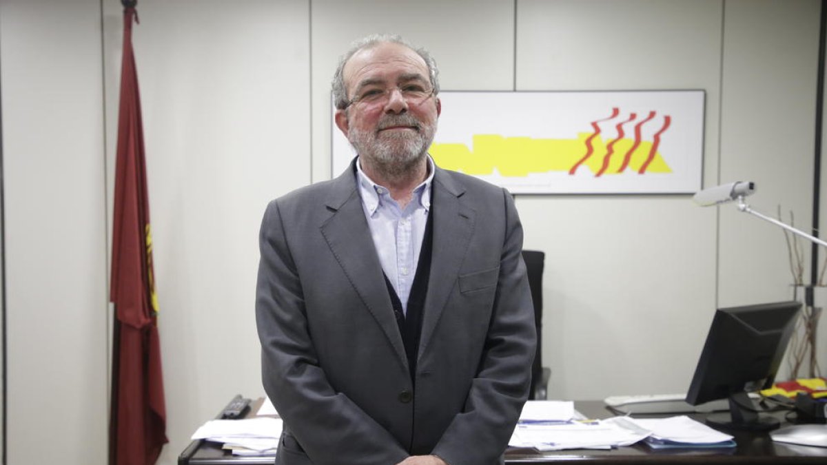 Ferran Bel, ahir a l’entrada de la seu del PDeCAT a Lleida (esquerra) i Joan Reñé després de la reunió en què va informar de la seua renúncia.
