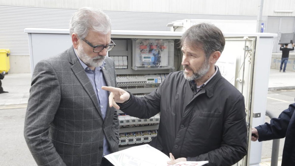 L'alcalde, Fèlix Larrosa, atén a les explicacions del tècnic