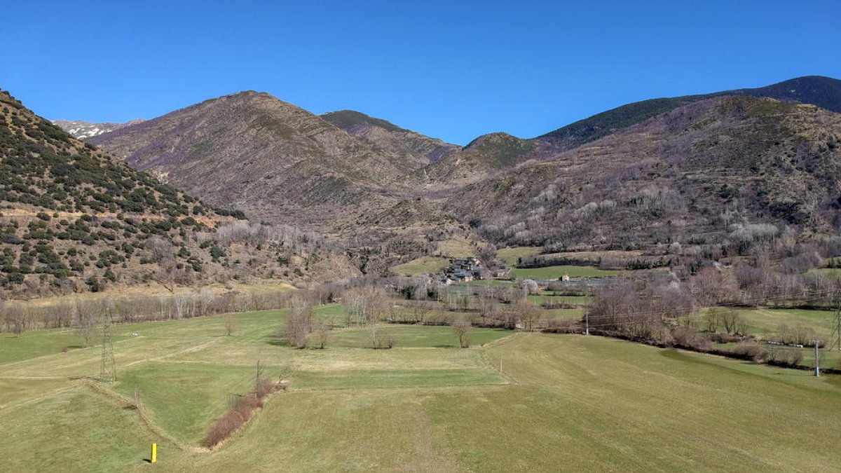 Vista alçada dels terrenys d’Escalarre que l’ACA ha vetat per inundables.