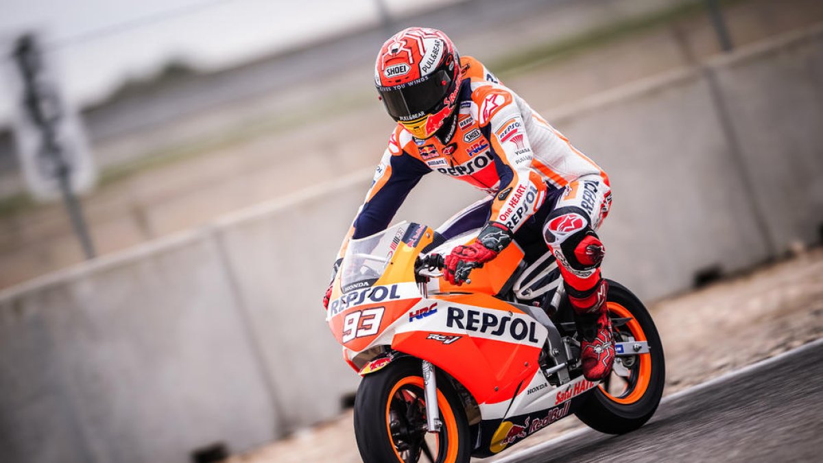 A la foto, el pilot, amb la moto de petita cilindrada per provar l’espatlla, al circuit d’Alcarràs.
