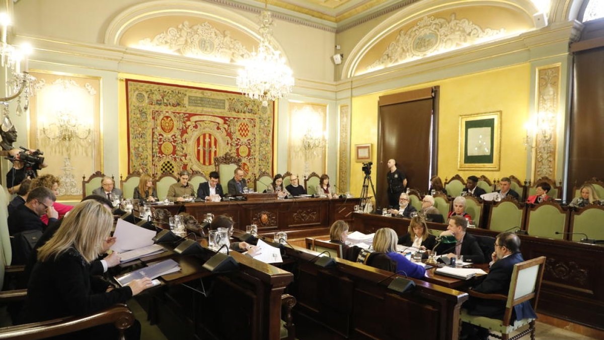 El saló de sessions va acollir ahir la junta general de l’EMU i el ple de la Paeria.