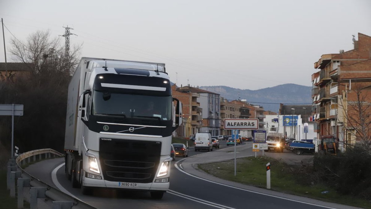 Un camión circulando ayer por la carretera N-230 en Alfarràs, en dirección hacia Lleida.