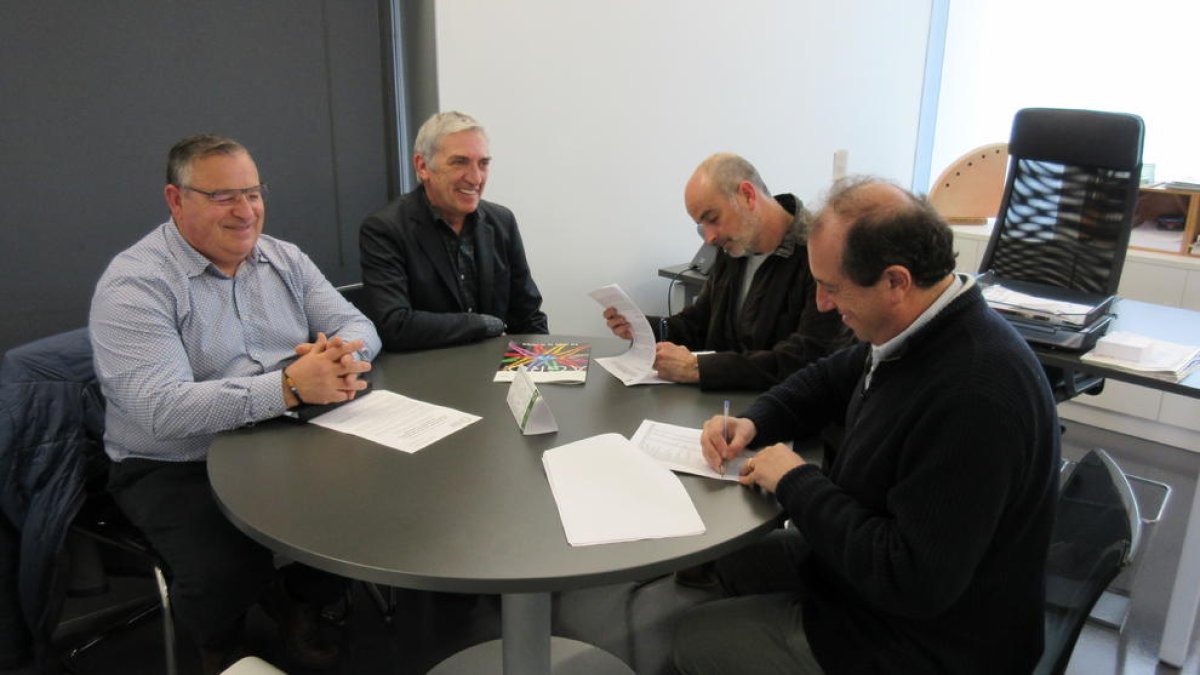 Un momento de la firma del acuerdo de FCAC y Servistar2000.
