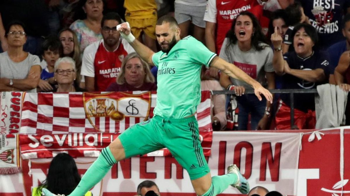 Karim Benzema celebra el tanto con el que dio la victoria al Madrid en el Sánchez Pizjuán.