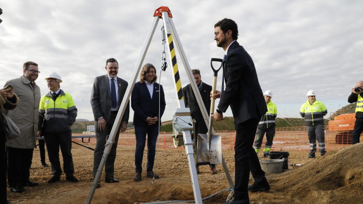 El conseller de Territorio y Sostenibilidad, Damià Calvet, colocó ayer la primera piedra de la planta.