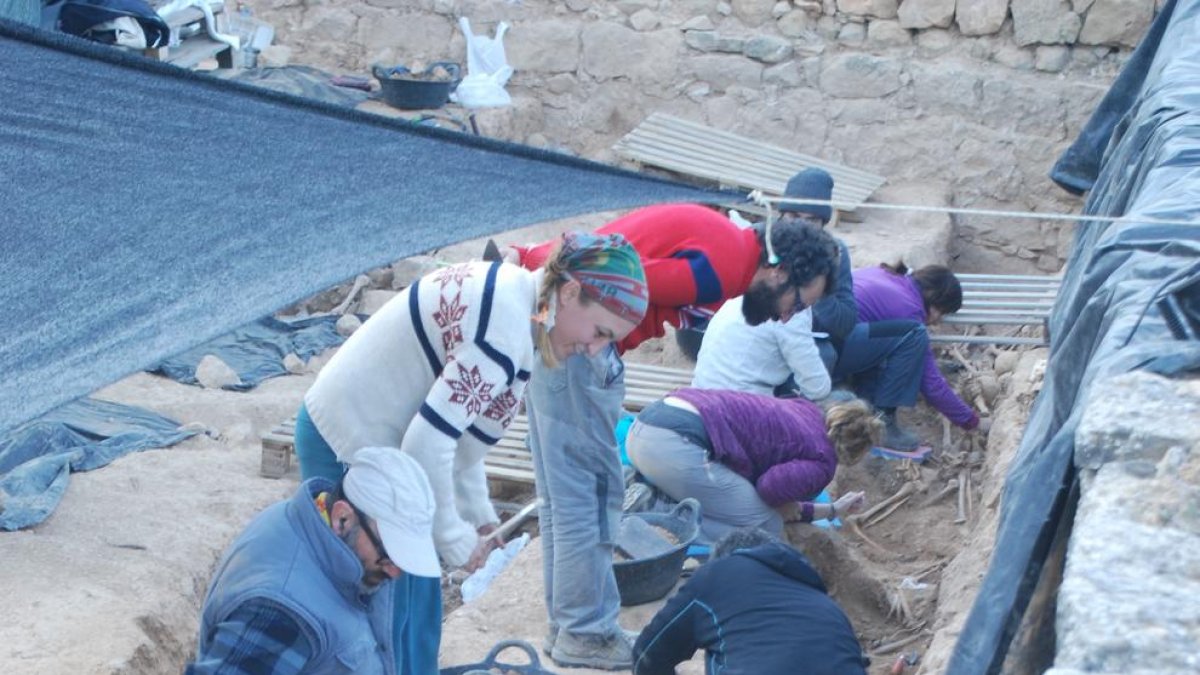 Ares Vidal (dreta) a la fossa del Soleràs, on van trobar les restes de 127 persones.
