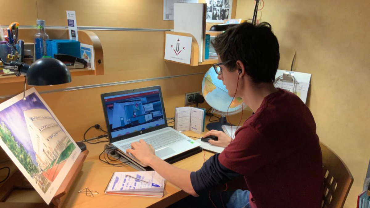 Un alumno, respondiendo consultas desde casa.