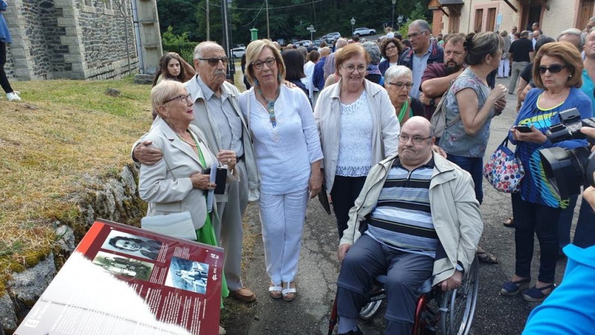 La família Grangé va presidir ahir l’acte a la Torre de Capdella. A la dreta, Cristian Ramos, fill de Conxita.