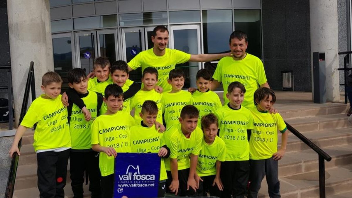 Equip del CFS Tremp, que s’ha proclamat campió de la Lliga benjamina de futbol sala.