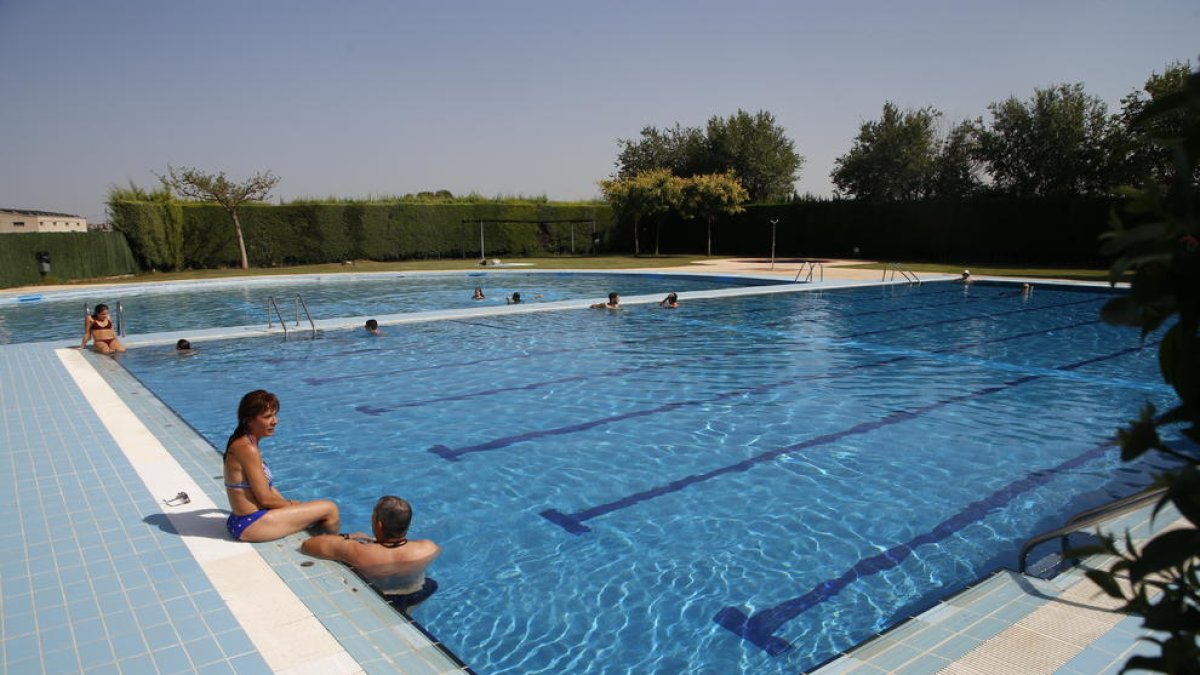 Les piscines d’Alfés, buides des de dilluns passat després de l’ordre de tancament de l’ajuntament.