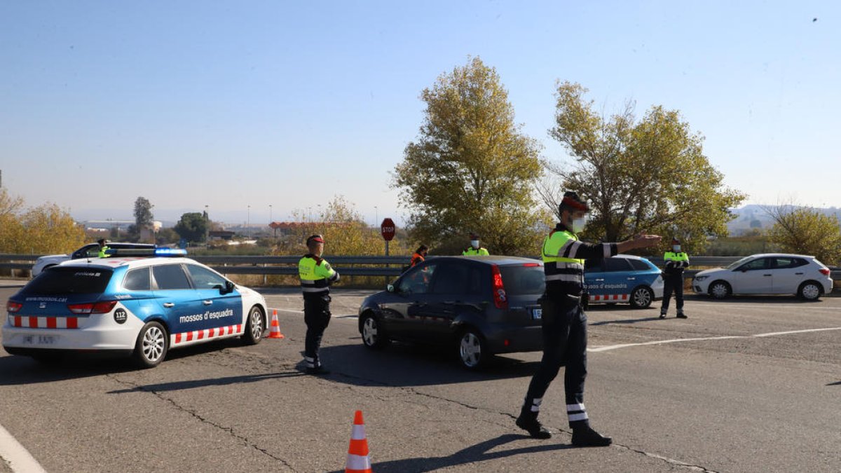 Imagen del control de movilidad de Mossos ayer al mediodía de la entrada a la AP-2 desde Soses.
