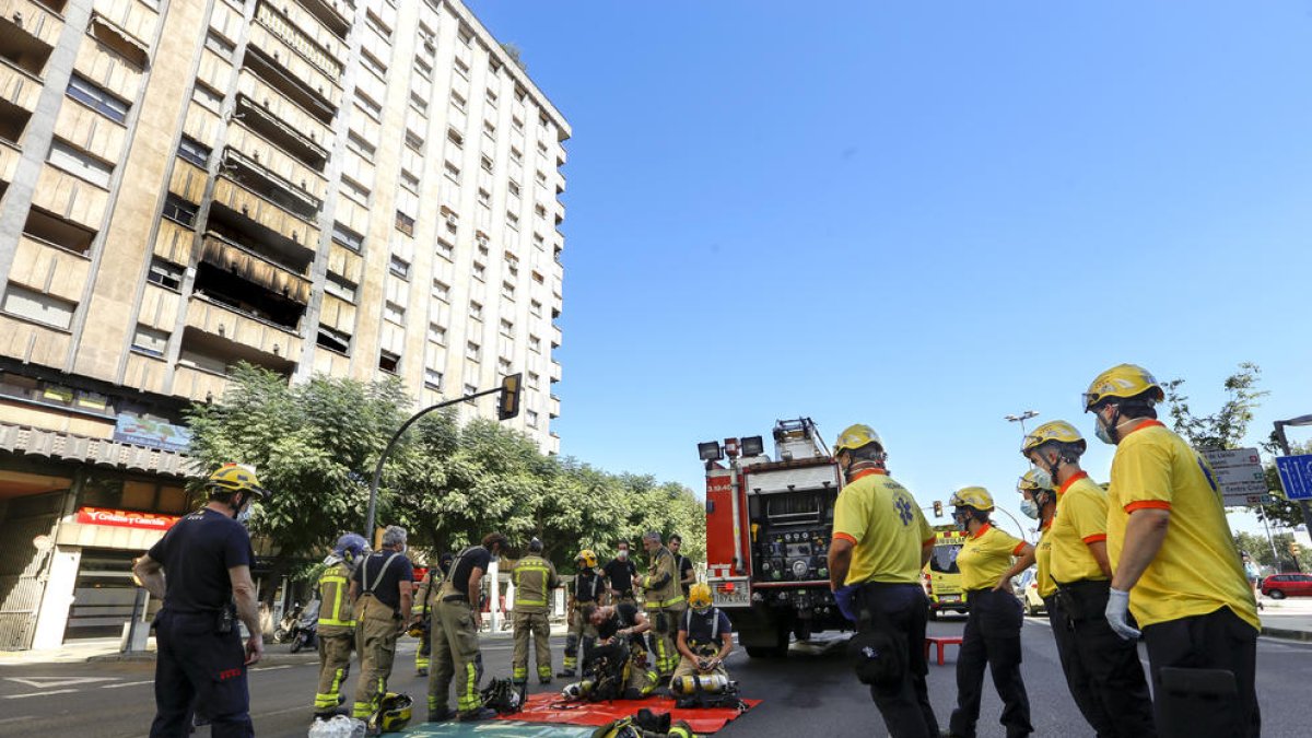 Gran desplegament dels serveis d’emergències després de declarar-se ahir a la tarda un incendi en un pis de la plaça Espanya.