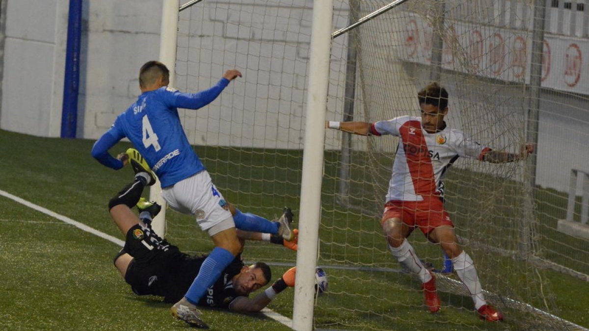 Simic, en el momento de marcar el primer gol del Lleida de esta nueva temporada.