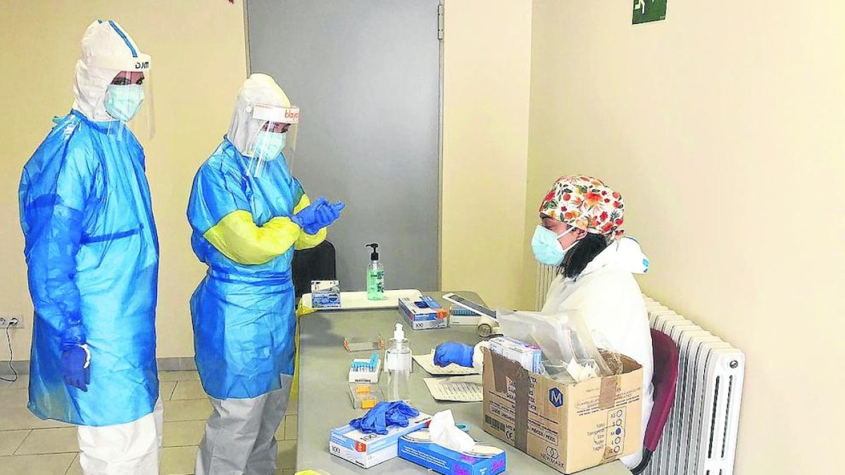 Un profesional sanitario en el interior de la carpa del CUAP de Prat de la Riba.