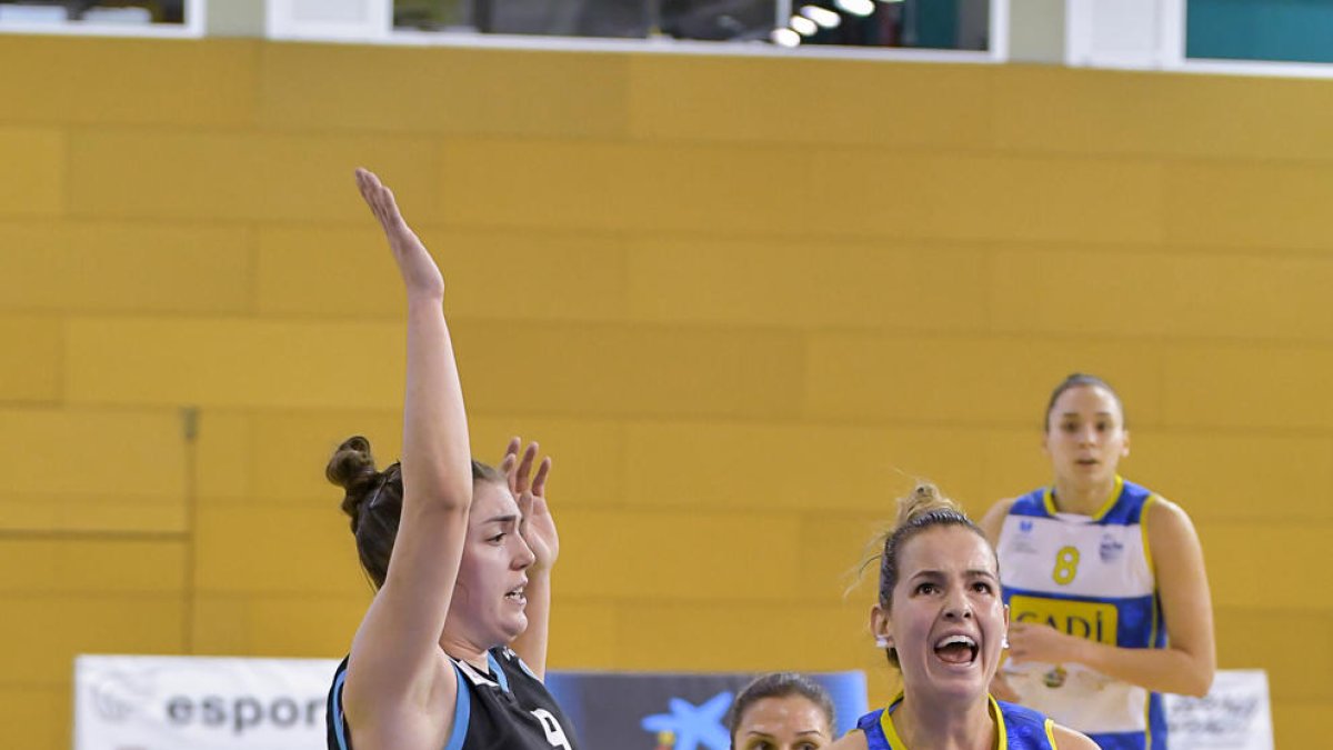 ‘Yoyo’ Nogic, la mejor ayer de las leridanas, penetra a canasta ante la oposición de Paula Estabas.