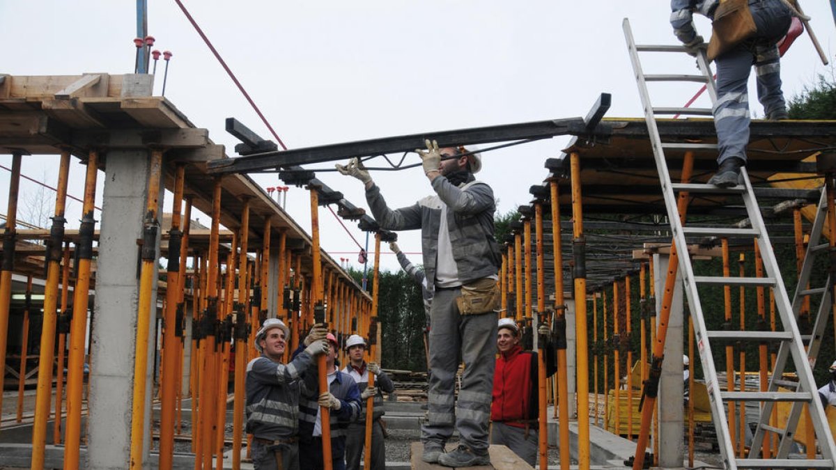 Imatge d’arxiu d’empleats de la construcció en una obra.
