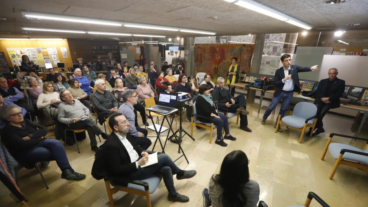 Postius explicó a los vecinos las distintas opciones para rediseñar la calle del Penedès.