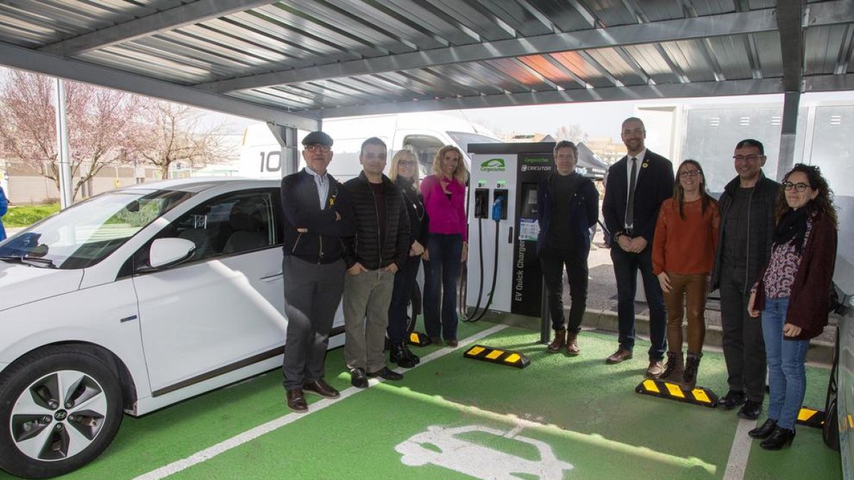 Las autoridades, ante un punto de carga para vehículos eléctricos.