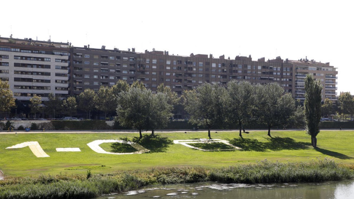 La canalització del riu Segre a Lleida es va despertar ahir amb aquest mural gegant commemoratiu del dia del referèndum de fa tres anys.