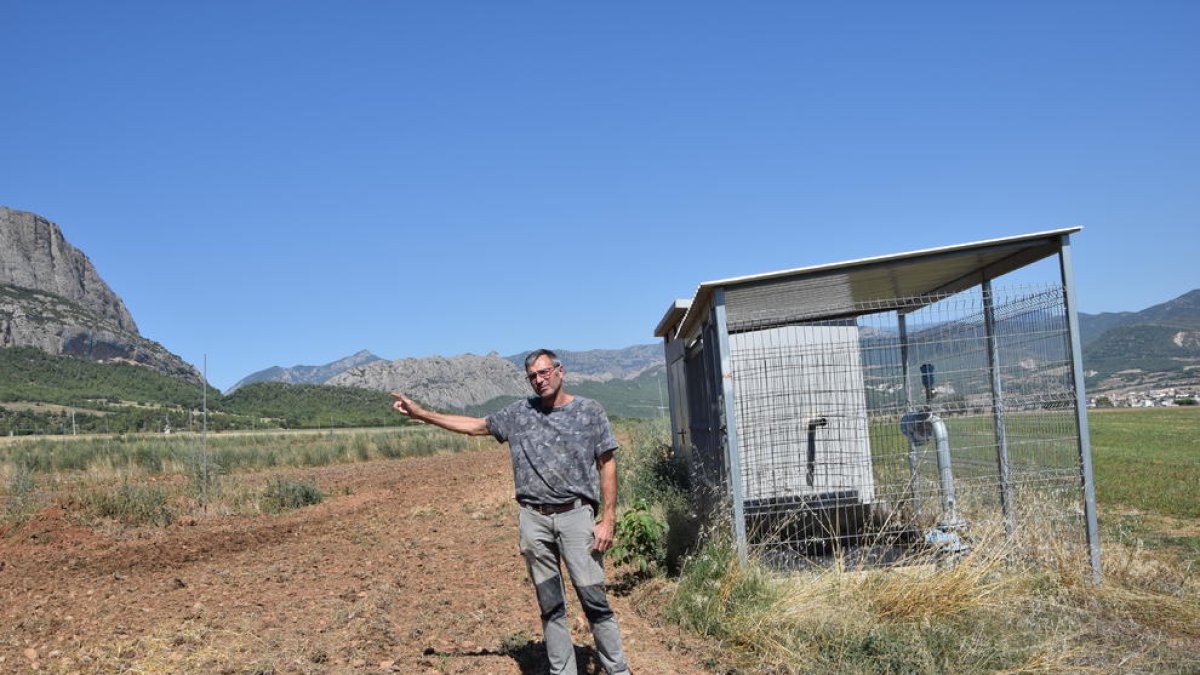 Un regante muestra las obras del riego de Peramola.