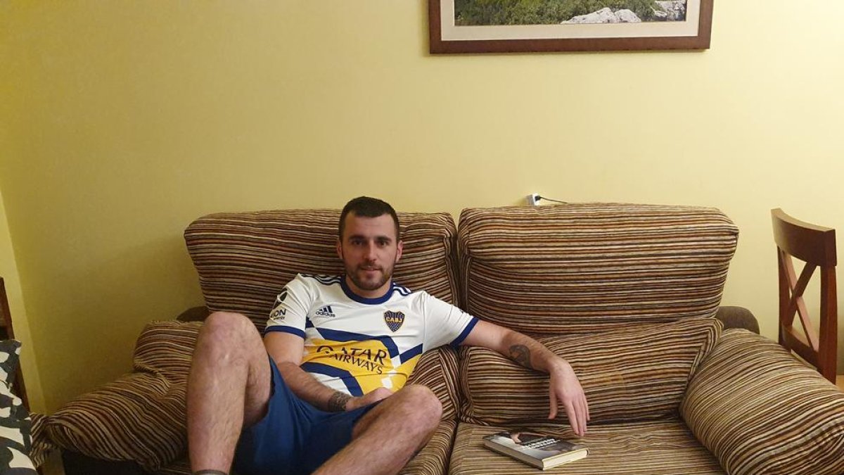 Maikel, reposando en el salón de su casa, ya pudo ayer entrenarse con su equipo de forma telemática.