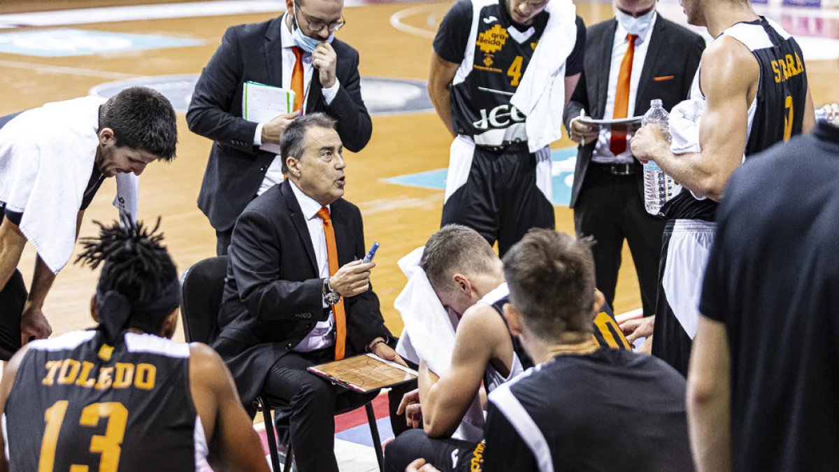 Gustavo Aranzana dando instrucciones a sus jugadores durante el encuentro ante el Real Murcia.