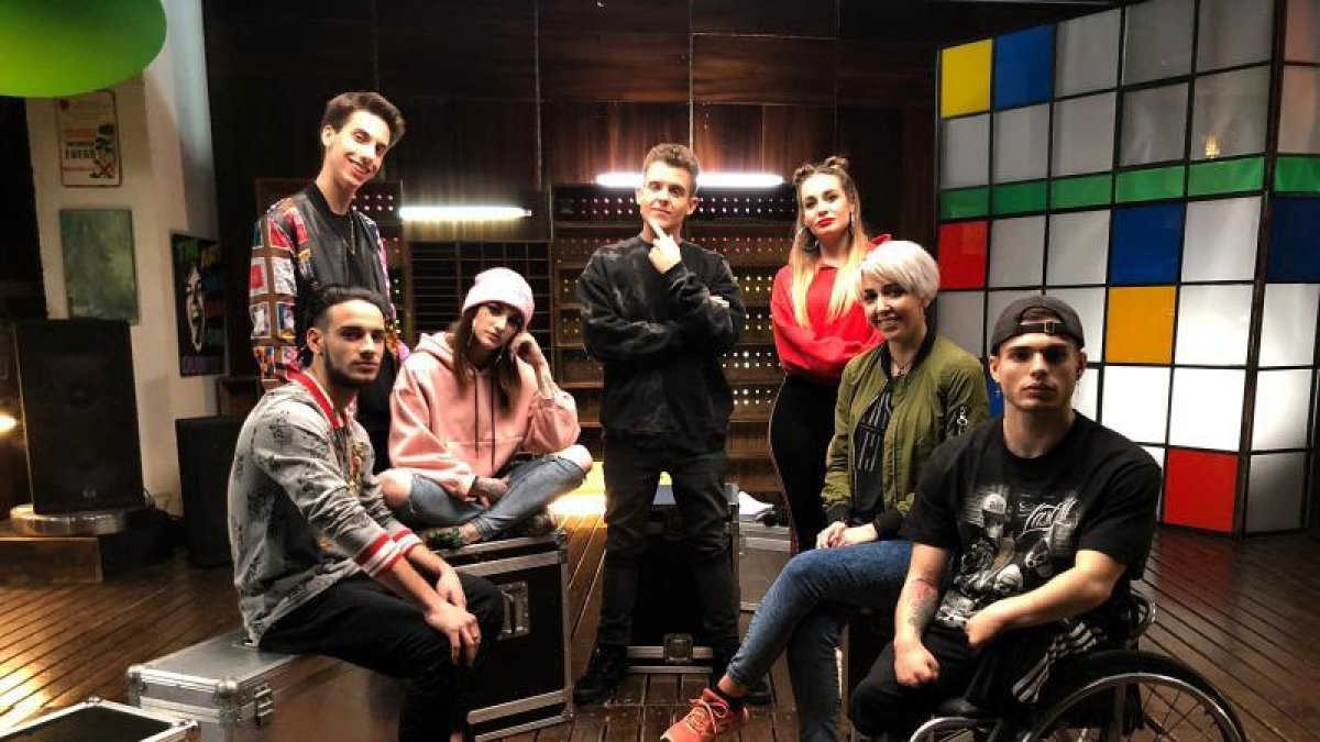 El rapero Arkano (centro) y el equipo que prepara el formato.