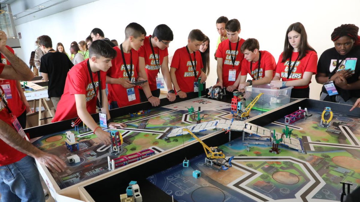 L’equip format per alumnes del col·legi Santa Ana de Fraga, ahir amb el projecte a la UdL.