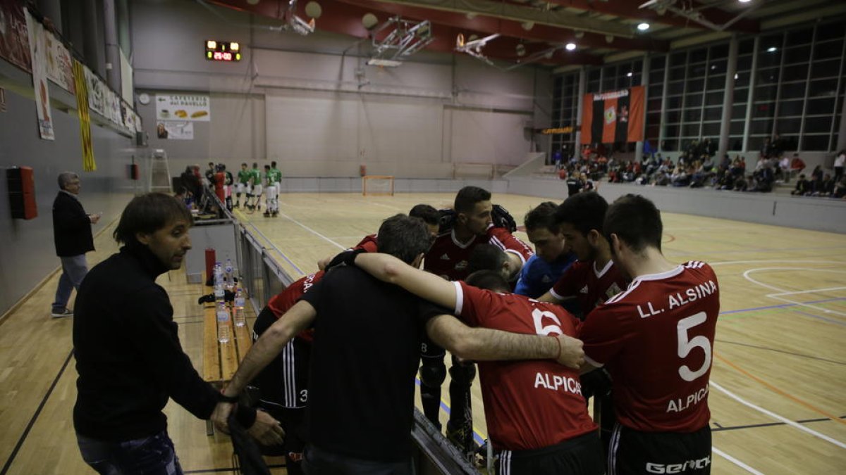 Jugadores y técnico del Alpicat, en el partido del pasado sábado.