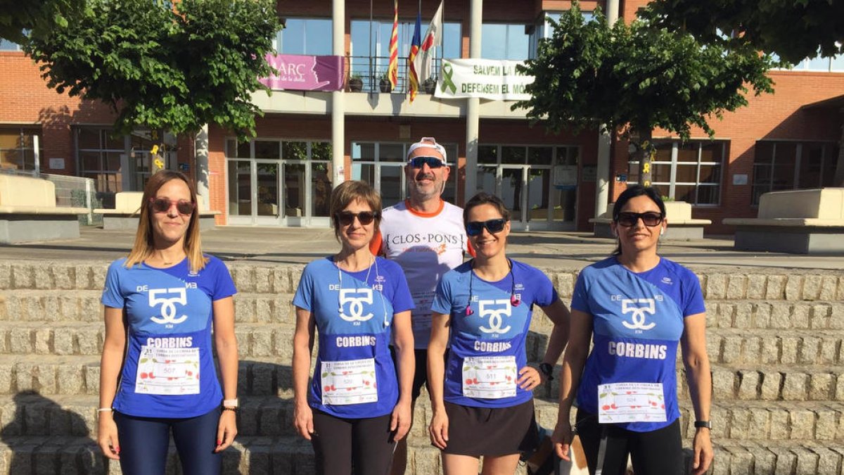 Un grup d’atletes que va participar en la Cursa de la Cirera.