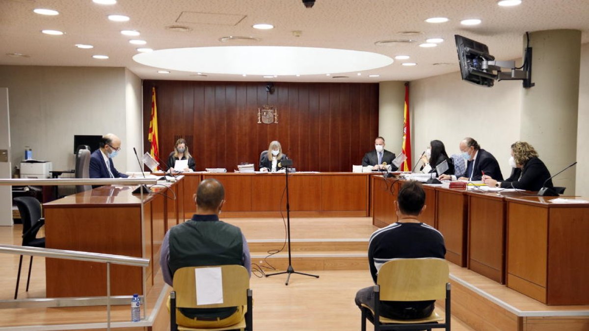 Los dos hermanos acusados ayer durante la celebración del juicio en la Audiencia de Lleida.