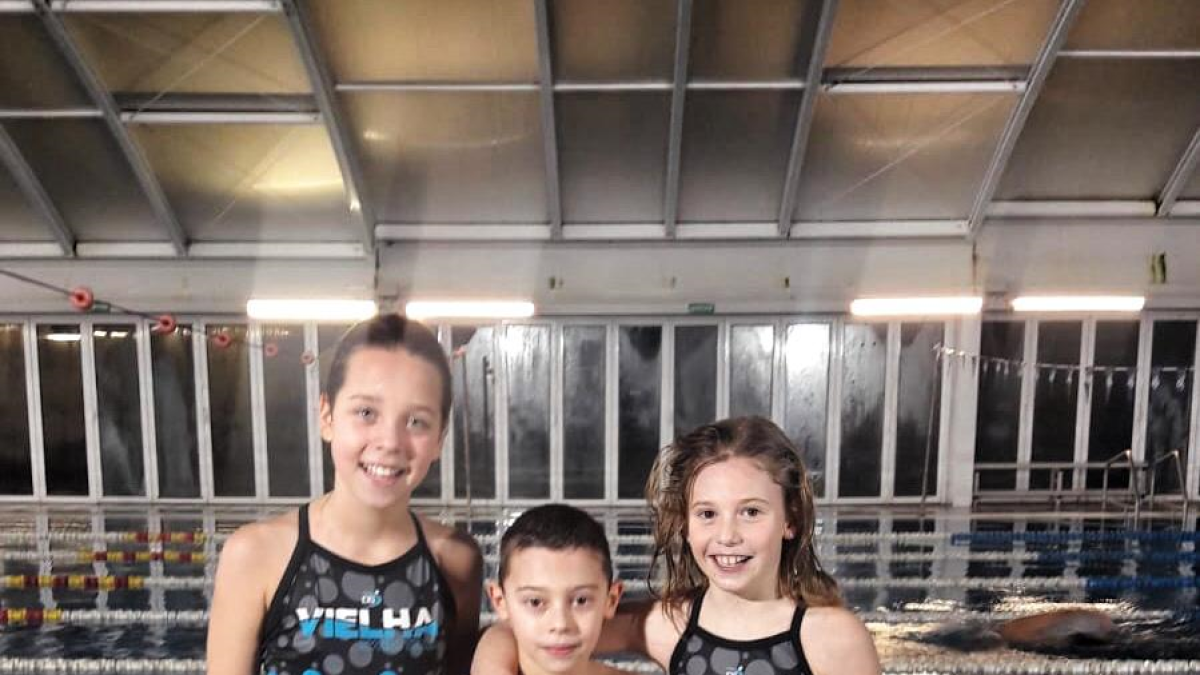 Los tres nadadores araneses que participaron en el entrenamiento.