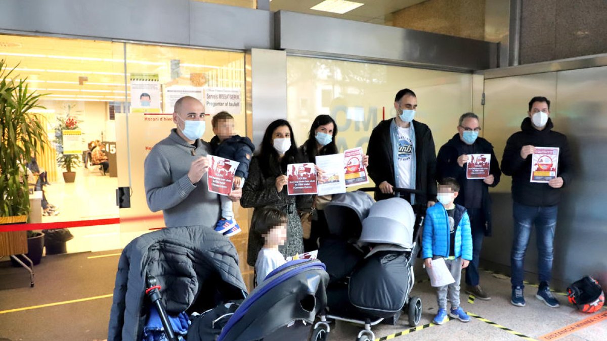 Las familias entregaron 1.222 firmas contra la subida de cuotas.