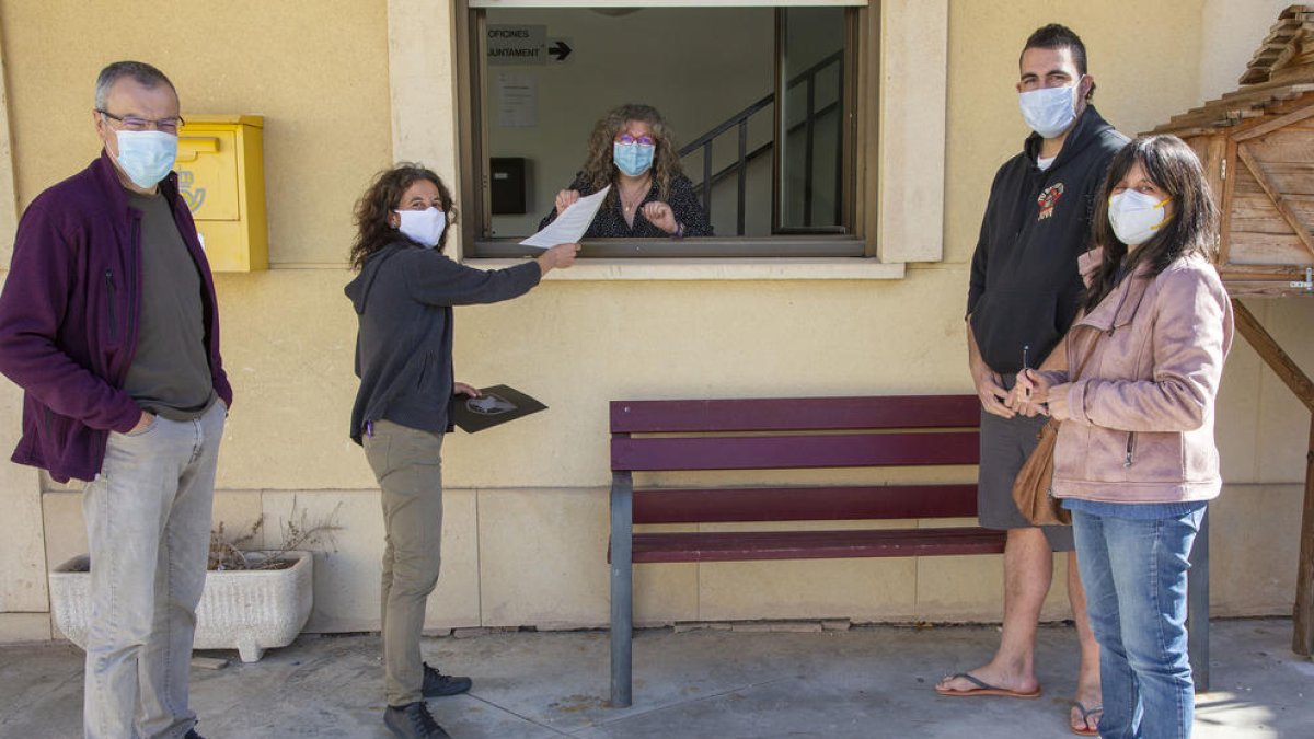 Presentación de la moción ayer desde la ventana del consistorio.
