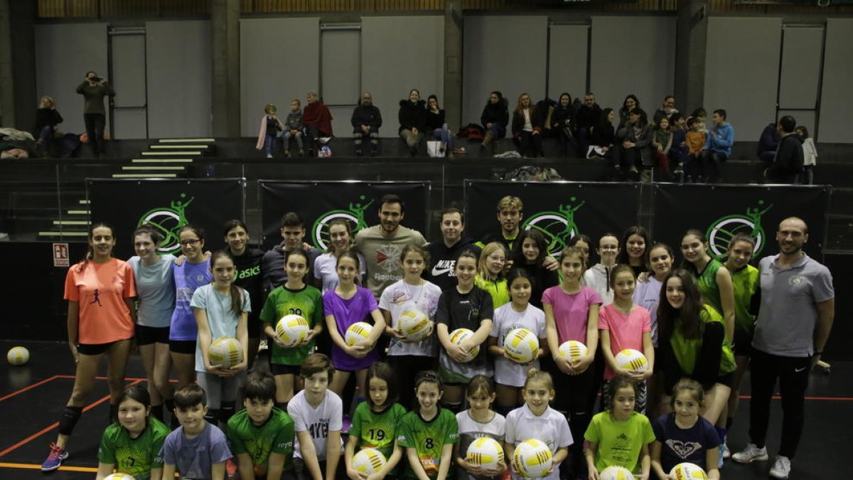 Saül Craviotto ayer con técnicos, niños y niñas del Balàfia Volei en el pabellón municipal Juanjo Garra.