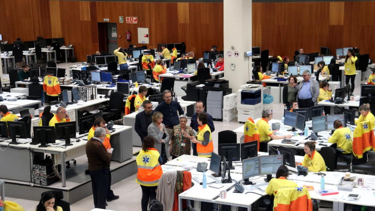 La consellera de Salud visitó ayer la sede central del SEM en L’Hospitalet de Llobregat.