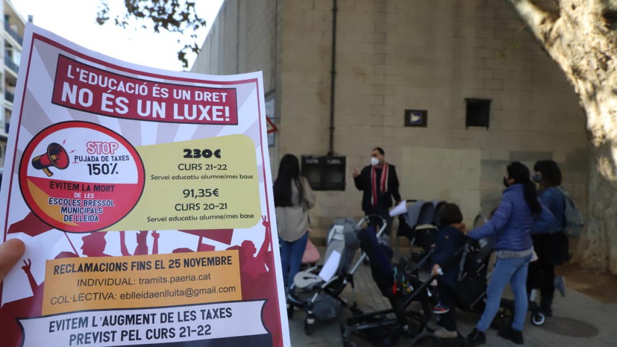 Protesta de diverses famílies en contra de la pujada de la taxa de les escoles bressol l’octubre passat.