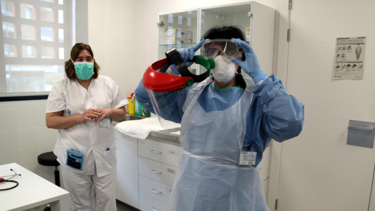 Una metge equipada amb EPI per atendre pacients a Amposta.