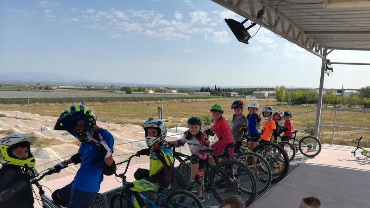Un grup de nens a la rampa del circuit, de vuit metres d’altura i únic a Espanya.
