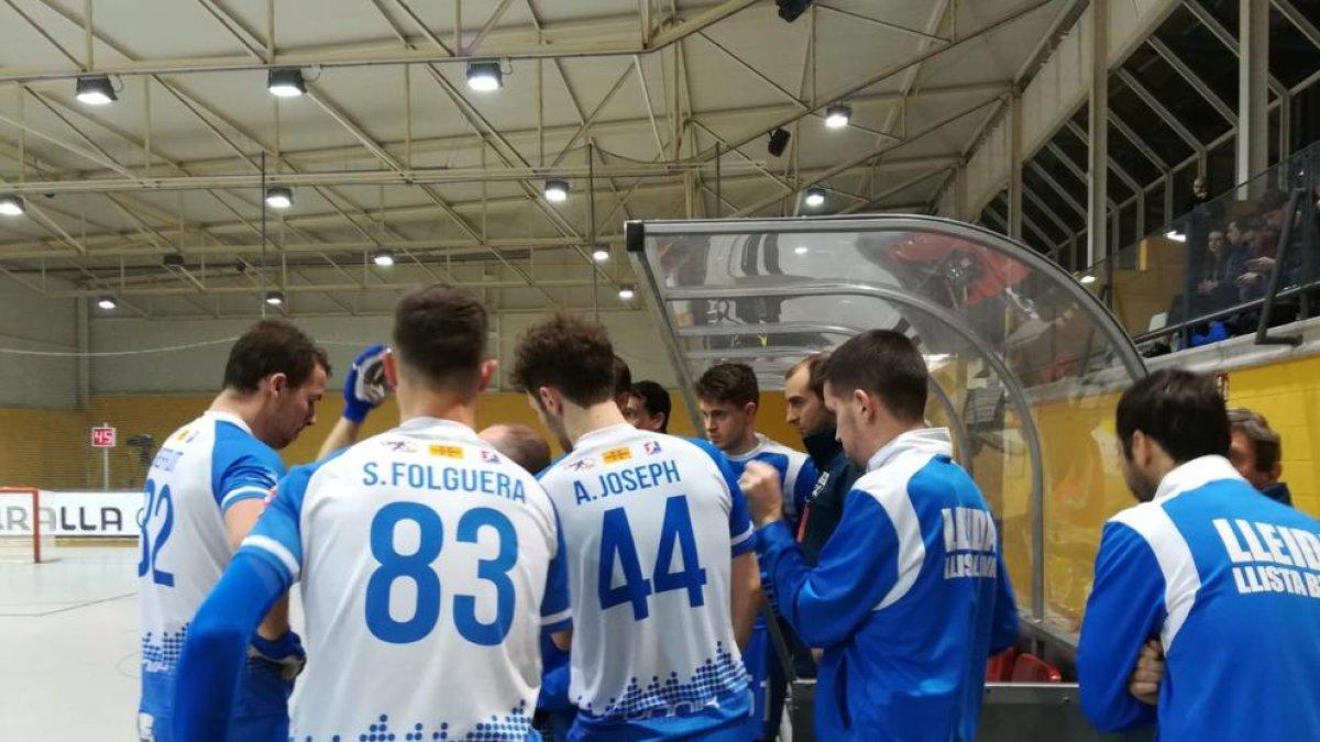 Los jugadores del Lleida Llista atienden a su técnico Albert Folguera durante un tiempo muerto.