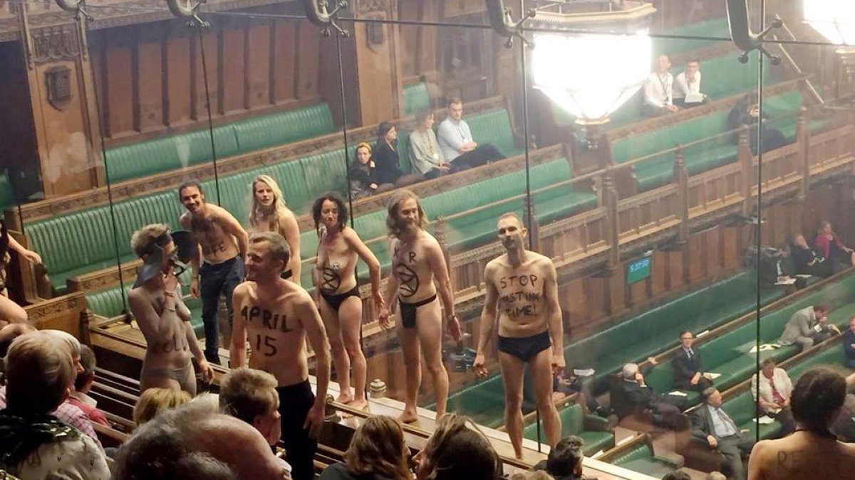 Varios activistas climáticos se desnudan durante el debate del Brexit en la Cámara de los Comunes.