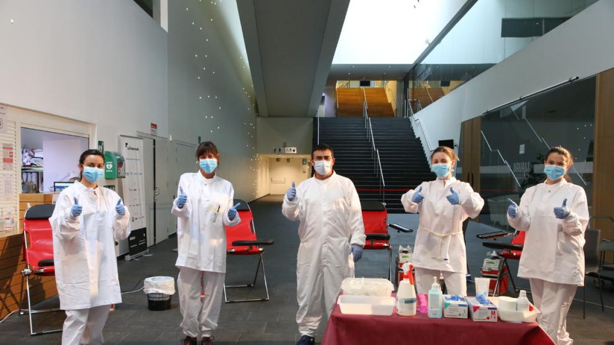 Equip de voluntaris que ahir van extreure sang a la campanya de donació a la Llotja.