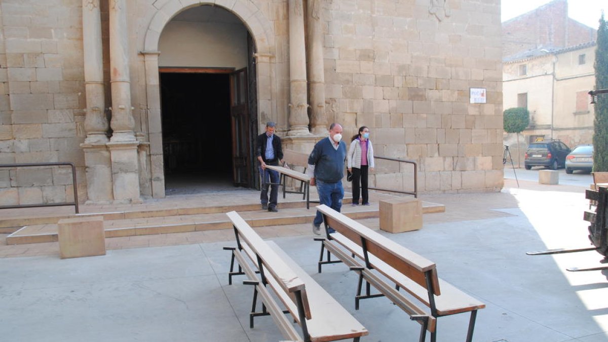 Una veintena de voluntarios retiraron medio centenar de bancos.