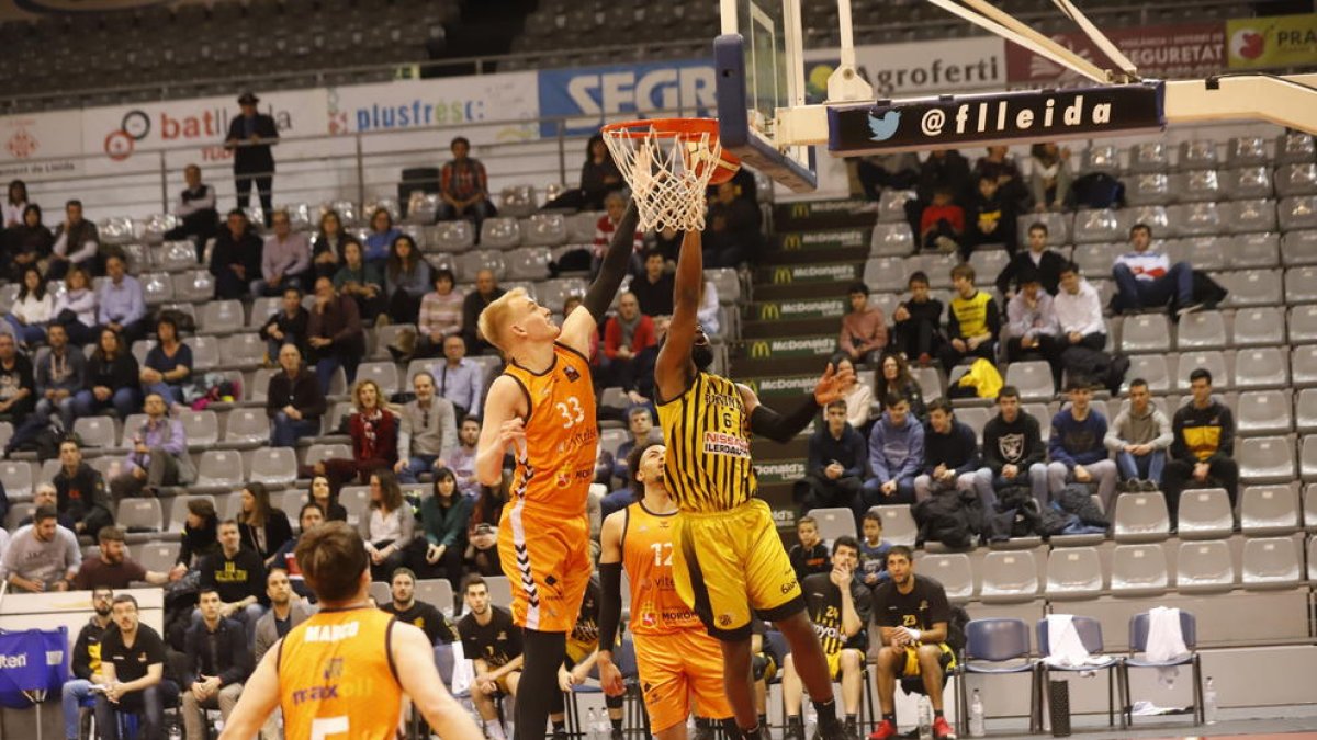 Wendell Davis intenta anotar davant l’oposició d’Adam Dieball, jugador del Morón.