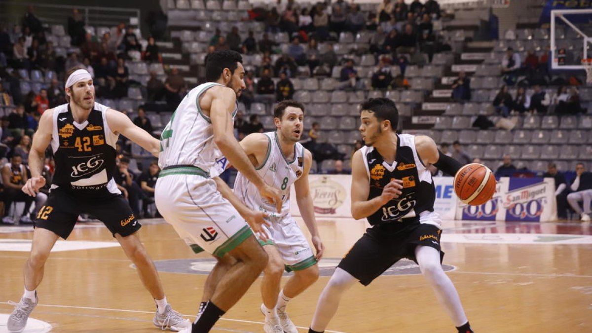 Eddy Polanco, a la imatge pressionat pels castellonencs Juanjo García i Joan Faner, va ser ahir determinant, sobretot al final per assegurar la victòria.