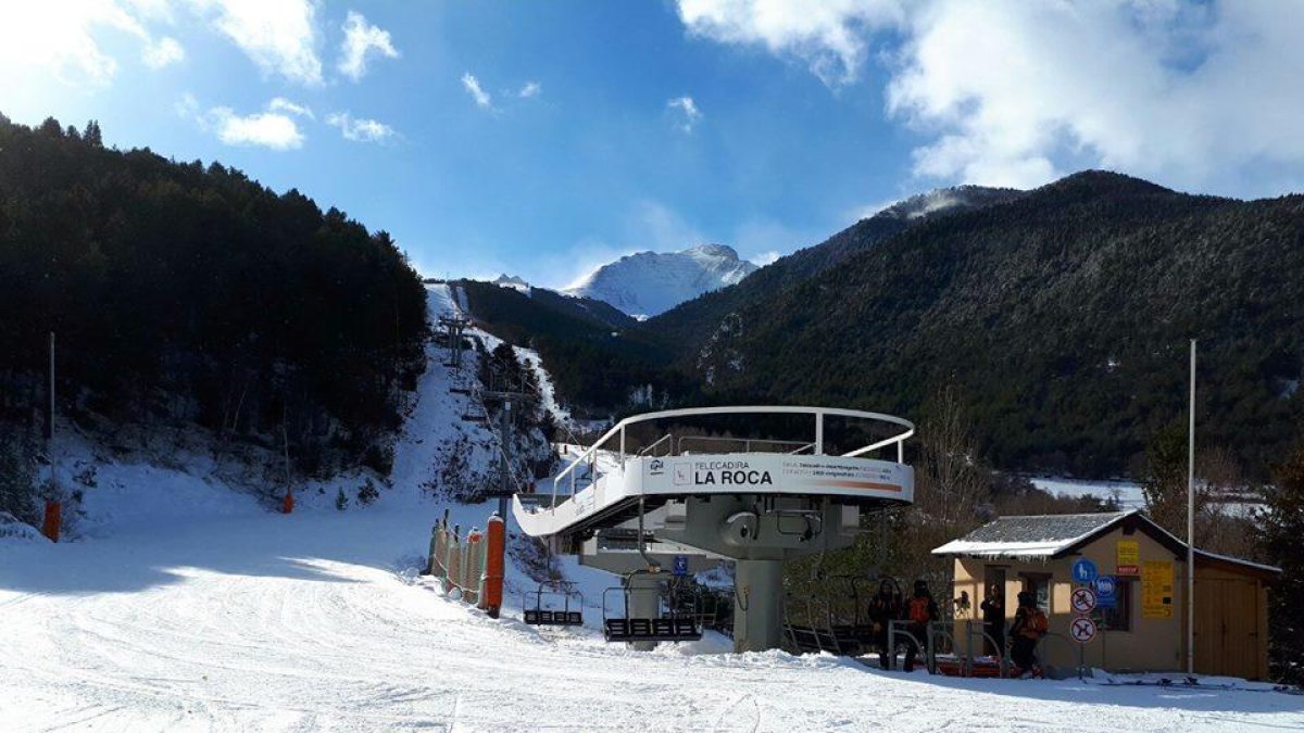 El telecadira de la Roca a l’estació d’Espot que dóna accés a les pistes i del qual es va desprendre el cable d’una cadira.