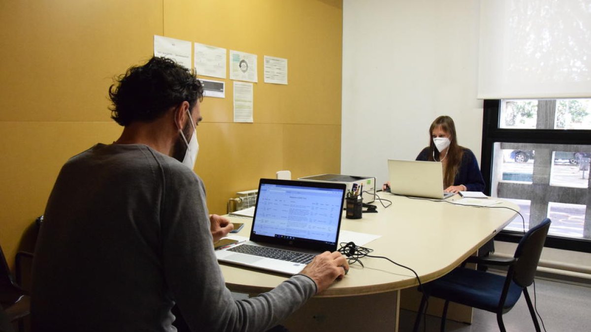 Los gestores Covid trabajan desde una oficina en el cenro cívico El Passeig de La Seu.